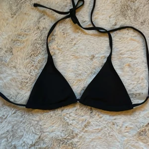 Svart bikinitopp - En svart bikinitopp med knytning i nacken och ryggen. Storlek S men skulle säga att den passar om man har A i bh.ar. 💗💗💓 säljer EJ på köp nu!!💞💞
