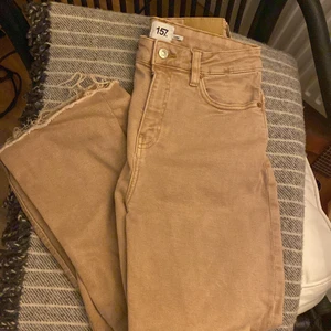 Baggy jeans - Byxorna är i ett väldigt fint skick. Skulle säga att det är en ganska rak modell på byxorna.