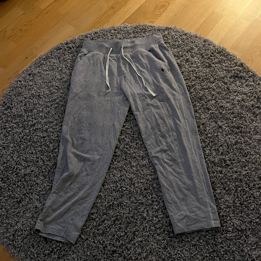 Ralph lauren byxor i bra skick säljer för 300kr. Jeans & Byxor.