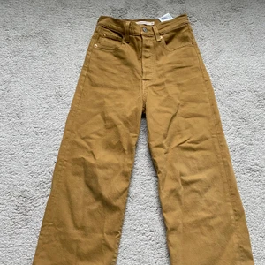 Levis byxor 134/140 - Ett par Levis byxor som har storlek 24 men dem är uppsydda 