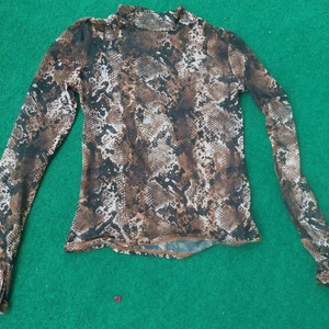 Mesh tröja - Jätte fin mesh tröja. Sitter tajt och bra. Förlåt för dåliga bilder. Skriv vid frågor❤