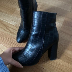 Boots - Boots med dragkedja i snyggt mönster. Jag har använt dessa en utekväll, syns lite på sulan att de är använda men annars i super fint skick!