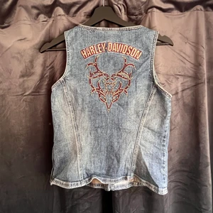 Harley Davidson Korsett/Top - Så cool korsettopp i jeans som är köpt på Beyond Retro. Lite stor på mig därför säljer jag, skosnörena ingår om man vill byta band i framtill. skriv för mer info💗