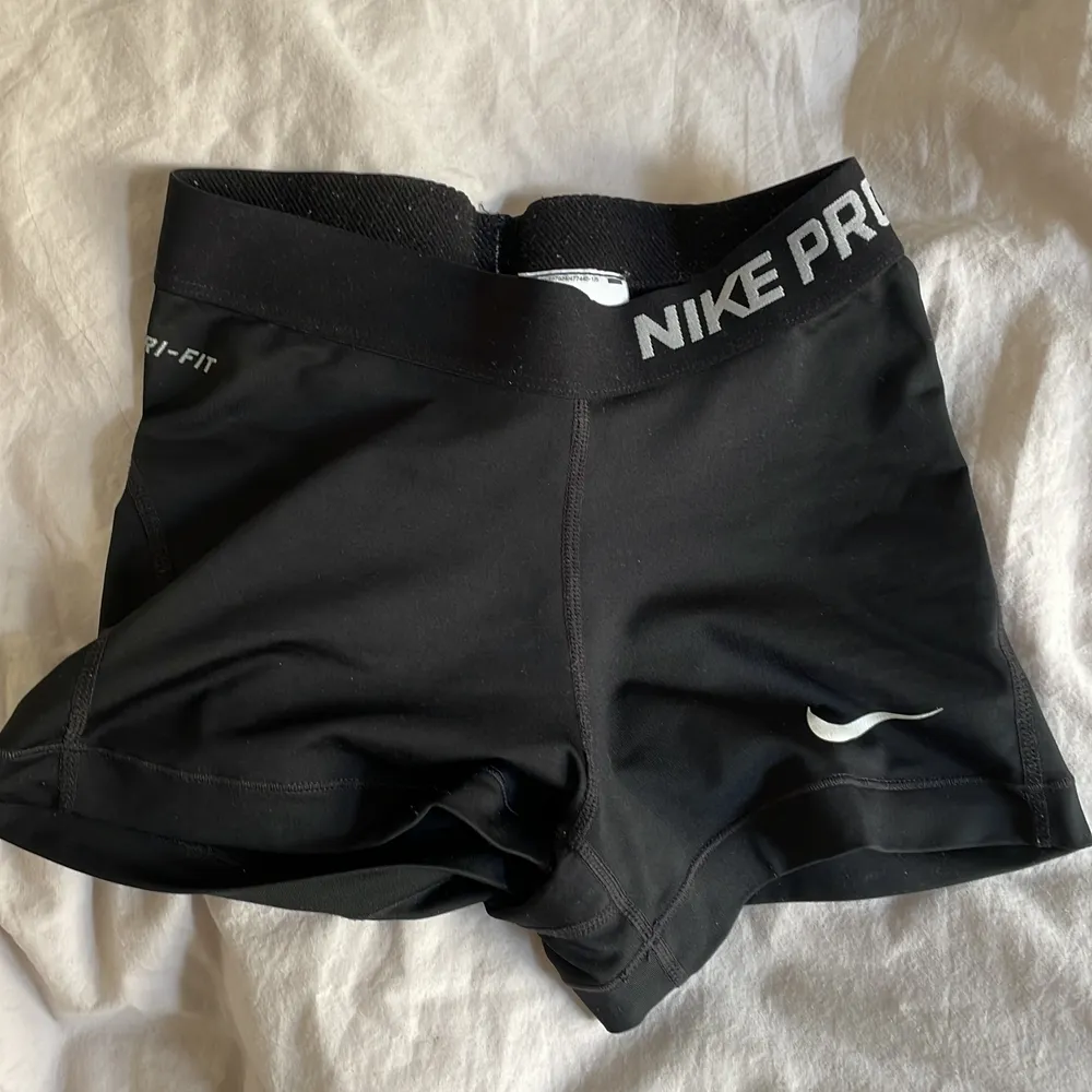 Ett par originella Nike pro shorts som tyvärr inte kommer till användning längre. De är i ett mycket bra skick då de inte är särskilt använda👍🏻 skriv till mig vid fler frågor💓. Shorts.