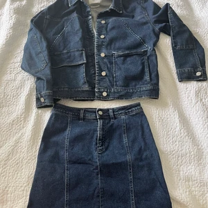 Set i jeans - Filippa K stl L - En oversized jeansjacka i mörk denim + en matchande lite tajtare jeanskjol 