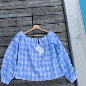 NA-KD Topp, strl 36 - Oanvänd topp från NA-KD, strl 36