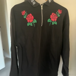 Oversized tjocktröja stl XS - Tröjan är bara något år gammal och knappt använd då stilen inte passar mig längre. Den är storlek XS men pga Oversized känns den mer som S/M. Märke är Asos.