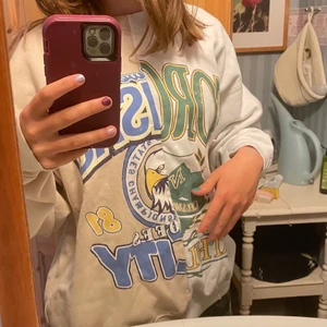 Sweatshirt  - En tröja som är används några få gånger har dermot en maskara fläk vi ena ärmen annars i väldigt bra skick storlek en är L bra om man vill ha en overzise tröja skriv om ni är intresserade eller vill ha fler bilder ni står vid frakten