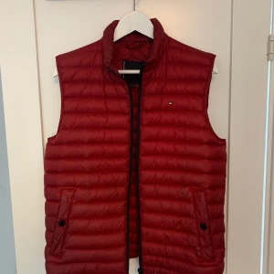 Tommy Hilfiger väst - Bra skick för att vara två år gammal. Den har är lite smutsig runt kragen och fickor, men det kan tvättas.
