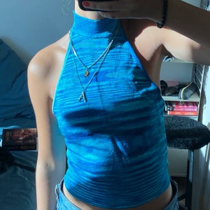 Drömmig topp - Så snygg topp men kommer inte till användning längre. DRÖMMIG när man är brun!! Frakt 45kr