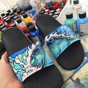 Custom slides - Detta är exempel på vad vi kan erbjuda som design. Custom målade skor ! Skicka in dina finna skor till oss eller beställ helt nya med önskad design. Beställ genom att skicka ett meddelande till oss här eller via var Instagram @asphodel_jh ☺️