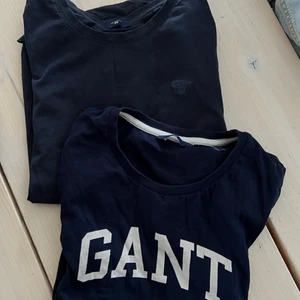 Toppar från gant  - Fina toppar från gant i marinblå färg, storlek XS på båda men passar S också. 120kr/st