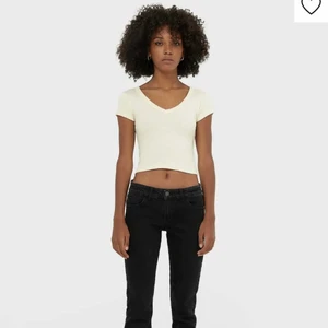 Low waist jeans - Ett par jättefina jeans som är köpta från Zalando men märket är Stradivarius. Köpta i höstas men bra skick. Jag är 166cm och det passar mig i längden. Köparen står för frakt!💕