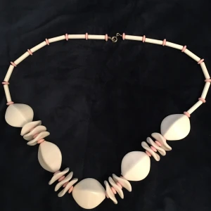 Halsband rosa plast - Unikt halsband i vit och ljusrosa 