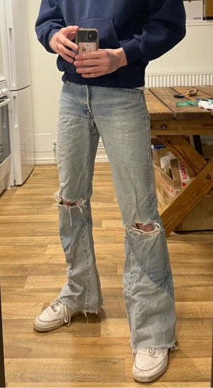 970s Levi’s Repaired Faded Blue 501 Flares - 970s Levi’s Repaired Faded Blue 501 Flares. Skick 8-10. Storlek 27-34, som referens så är jag runt 185cm och väger cirka 65kg. 