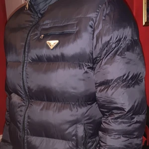 Prada jacka XL - Prada jacka LR-HX031 storlek xl använd försiktigt i cirka 1 månad som ny Säljs billigare vid snabb affär