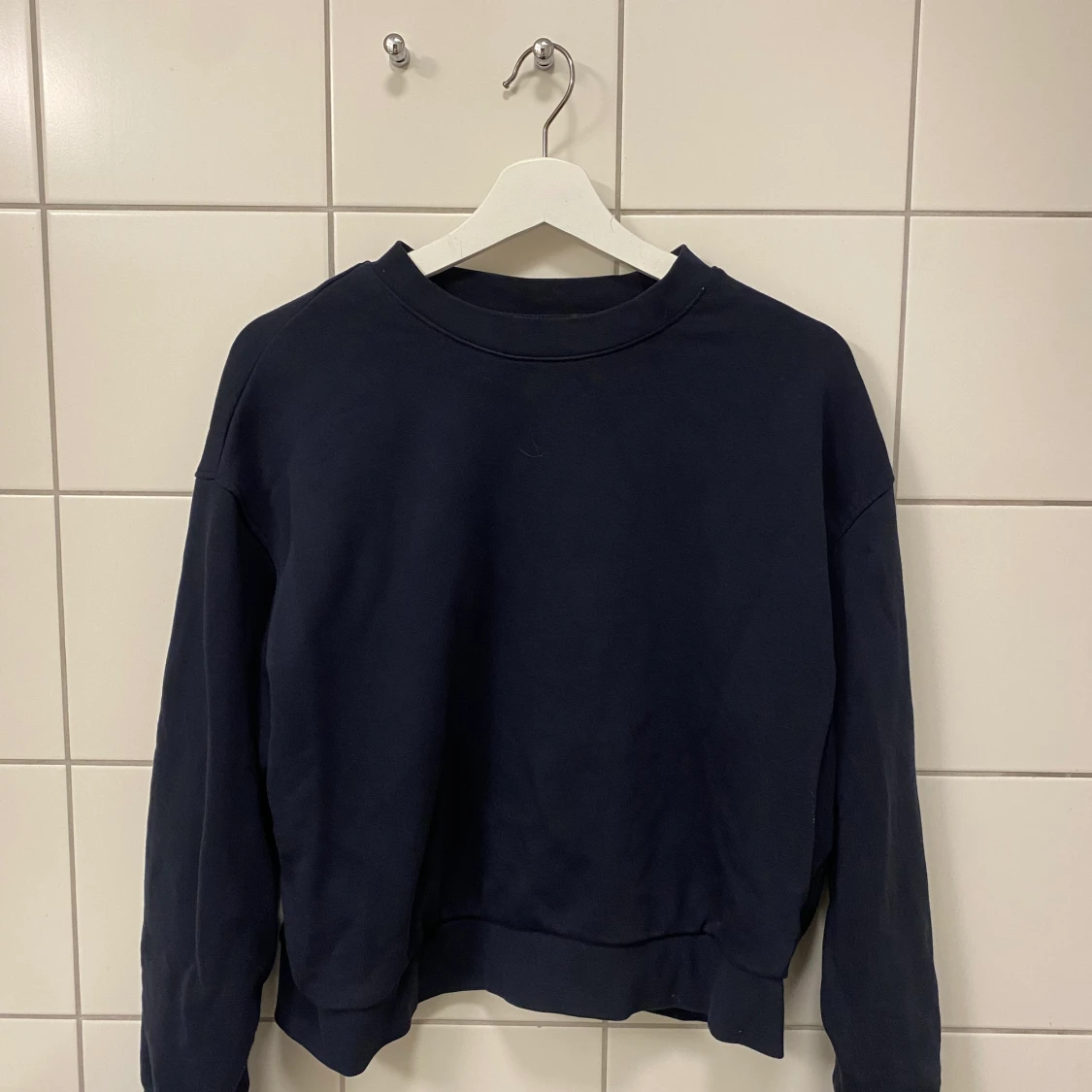 Marinblå sweatshirt från weekday