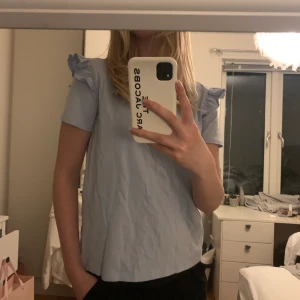 Volang tröja  - Säljer en så fin volang tröja från zara! Den är använd ett fåtal gånger🤍 