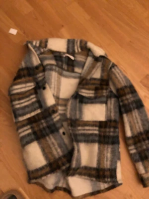 Jacka från Zara - Jacka från Zara som är lite mer unik. Säljer då det ej är min stil längre. Använd 3 gånger 
