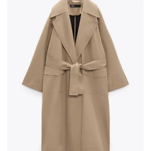 trenchcoat från Zara// oanvänd  - Köpt för 1 månad sedan men aldrig använd :)  Storlek S men oversized Köptes för 1200 kr