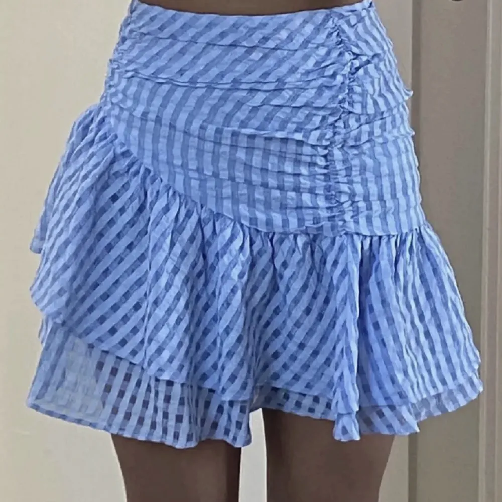 Superfin kjol från H&M som aldrig är använd. Prislapp sitter även kvar. Nypris 399kr och i storlek 36/s. . Kjolar.