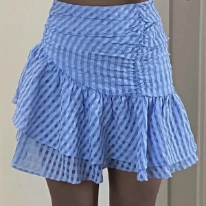 Oanvänd mini kjol  - Superfin kjol från H&M som aldrig är använd. Prislapp sitter även kvar. Nypris 399kr och i storlek 36/s. 