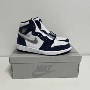 Jordan 1 High Midnight Navy - Ett par helt nya Jordan 1 Midnight Navy. Köpta på SNKRS när dom släpptes där. Kommer med allt originellt. Skickas spårbart och dubbelboxat med PostNord!