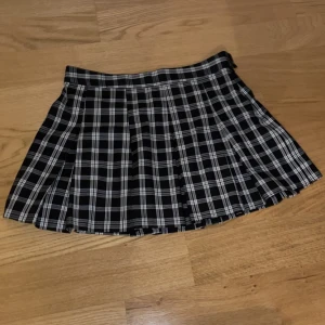 Rutig kjol, Veckad, H&M DIVIDED   - Använt en gång, inga fläckar eller skador Köpt från H&M för ett halvår sedan