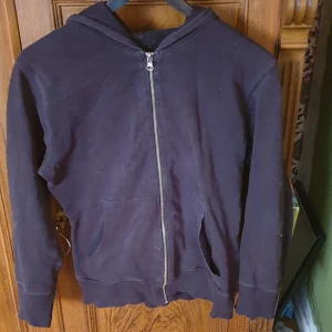 Svart hoodie - Strechig tajt hoodie som är mjuk. (Fraktpris kan skilja då jag postar med frimärken) 