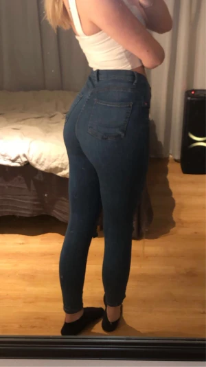 Jeans  - Storlek 28 i midjan, sitter som S skulle jag säga!  Lite korta på mig som är 177  