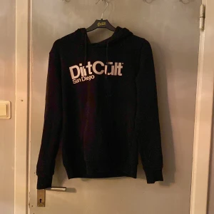 Dirtcult - Lägger ut den här om någon skulle va intresserad annars slängs den. Denna är nog mer slit o släng tröja då de är Franslim fläckar på vissa ställen och sömmarna har gått upp vid snörerna och lite sprickor i texten.