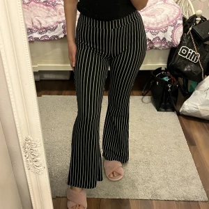 Randiga yoga pants  - Randiga yoga pants i storlek M, använda 1 gång. Väldigt skönt och mjukt material. 