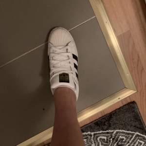 Säljer nu mina adidas superstar i storlek 38 2/3. Pris 250 + 66 kr i frakt 