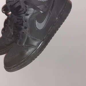 Jordan 1 tippel black - Använd skick. Pris kan diskuteras vid snabb affär.