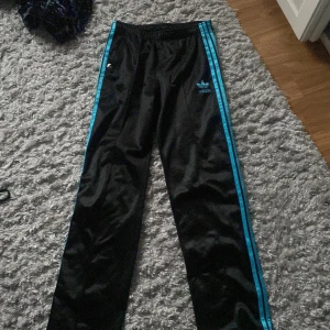Adidas  - ett par adidas byxor, står att de är i storlek L, men dom passar mig som har Xs/S. 