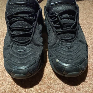 Nike skor  720 - Storlek 42 använda i ett tag är i bra skick behövas bara tvättas lite.