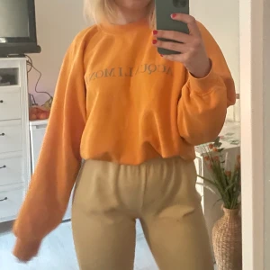Acqua Limone Sweater - Säljer denna superfina Aqua Limona Hoodie. Den är oversized och faller jättefint  på kroppen (jag är en 38). Färgen är också fet, men känner inte den passar mig riktigt 🥲 så därför ger jag upp den. 