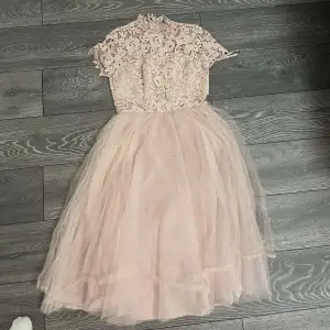 Jätte fin rosa klänning, använd bara några gånger!