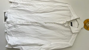 Johan Lindeberg Skjorta M - En vit J.Lindeberg skjorta i utmärkt skick. Är använd en gång. Storleken M, passar till S