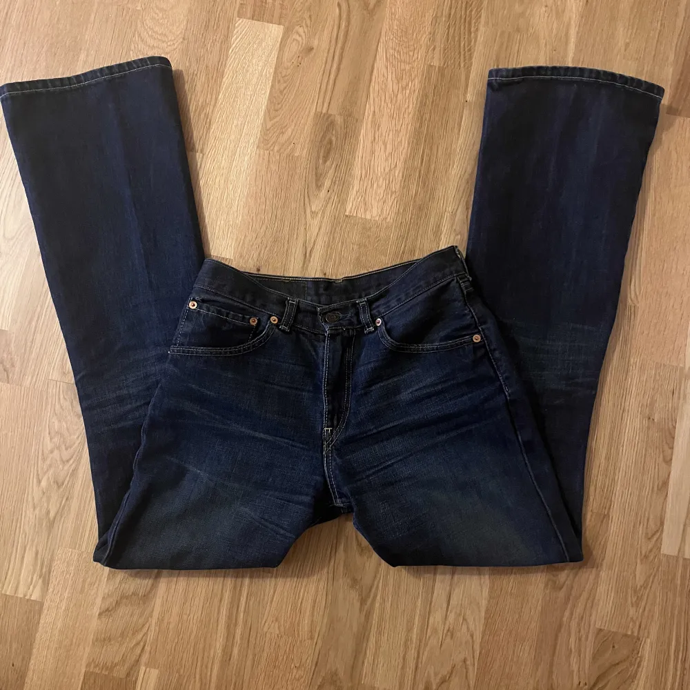 Midwaist bootcut jeans från Levi's. Skitsnygga men passar tyvärr inte mig! Pris kan diskuteras (:. Jeans & Byxor.