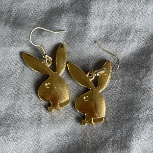 PLAYBOY ÖRHÄNGEN - Säljer guldiga Playboy örhängen, 50kr plus frakt! 