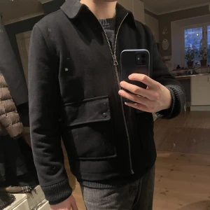 Marinblå fodrad jacka - Fodrad jacka från These Glory Days, passar till vintern men även vår/höst. Köpt på Volt, strl L. Obs smutsig spegel, inte jackan.