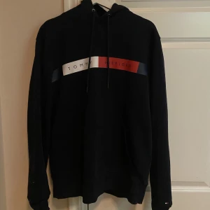 Tommy hilfigher  - Säljer min äkta marinblå hoodie från tommy hilfigher💕 I nyskick, då den är använd cirka 2 gånger💕  Storlek L, men mer som en M💕  Skriv för fler bilder💕🤩