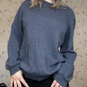 Mörkblå sweatshirt - Skön basic sweatshirt i mörkblå i gott skick💕kan även fraktas, köparen står för frakt 