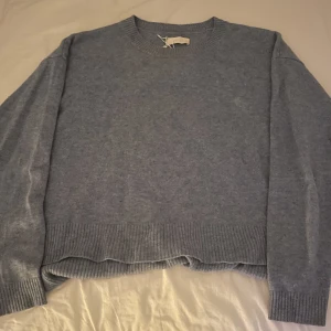 Ljusblå stickad tröja  - Super fin stickad tröja som jag köpte från Sellpy, Säljer nu pågrund av att jag har en liknande tröja i samma färg! Skriv privat för fler bilder och frågor 💞