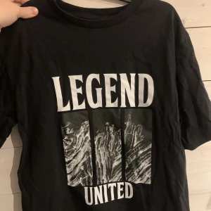 T-Shirt med tryck - Säljer denna t-shirten ifrån lager 157. Perfekt tröja att ha bara till ett par blå, svarta eller gråa jeans. Storlek: xs men det är mer som en S eller m skulle jag säga 