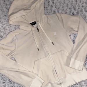 JUICY COUTURE VIT - Säljer även denna i vitt. Detta är den ”vanliga”, mjukare velour materialet. storlek S. Knappt använd, fint skick. Bud från 350kr just nu 🥰Köparen står för frakten.  Skriv för fler bilder 🥰