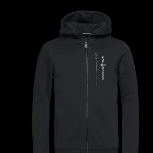 Marinblå Sail racing zip hoodie  - Marinblå zip hoodie från sail racing. Är i fint skick, säljer då jag har en likadan men som är bättre i storleken. Kan skicka egna bilder om någon skulle vilja det.💕