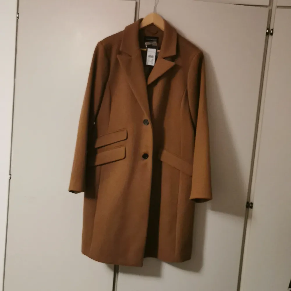 Helt ny kappa i nyskick som är helt oanvänd med prislapp. Säljer på grund av fel storlek. Köpt för 1300. Gratis frakt. Takit.