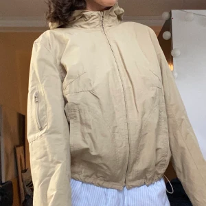 Beige jacka - Beige jacka. Storlek M. Snygg och smidig. Kan vikas litet. 